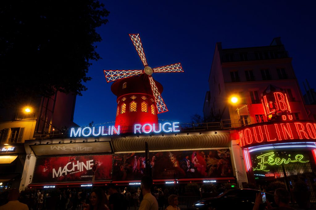 Paris, France : Cabaret Moulin Rouge dans la nuit à Paris