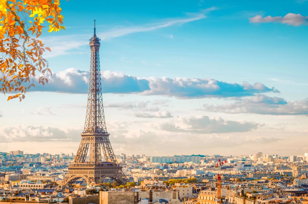 Célèbre monument de la Tour Eiffel et vieux toits de Paris à l'automne, Paris France, tonique