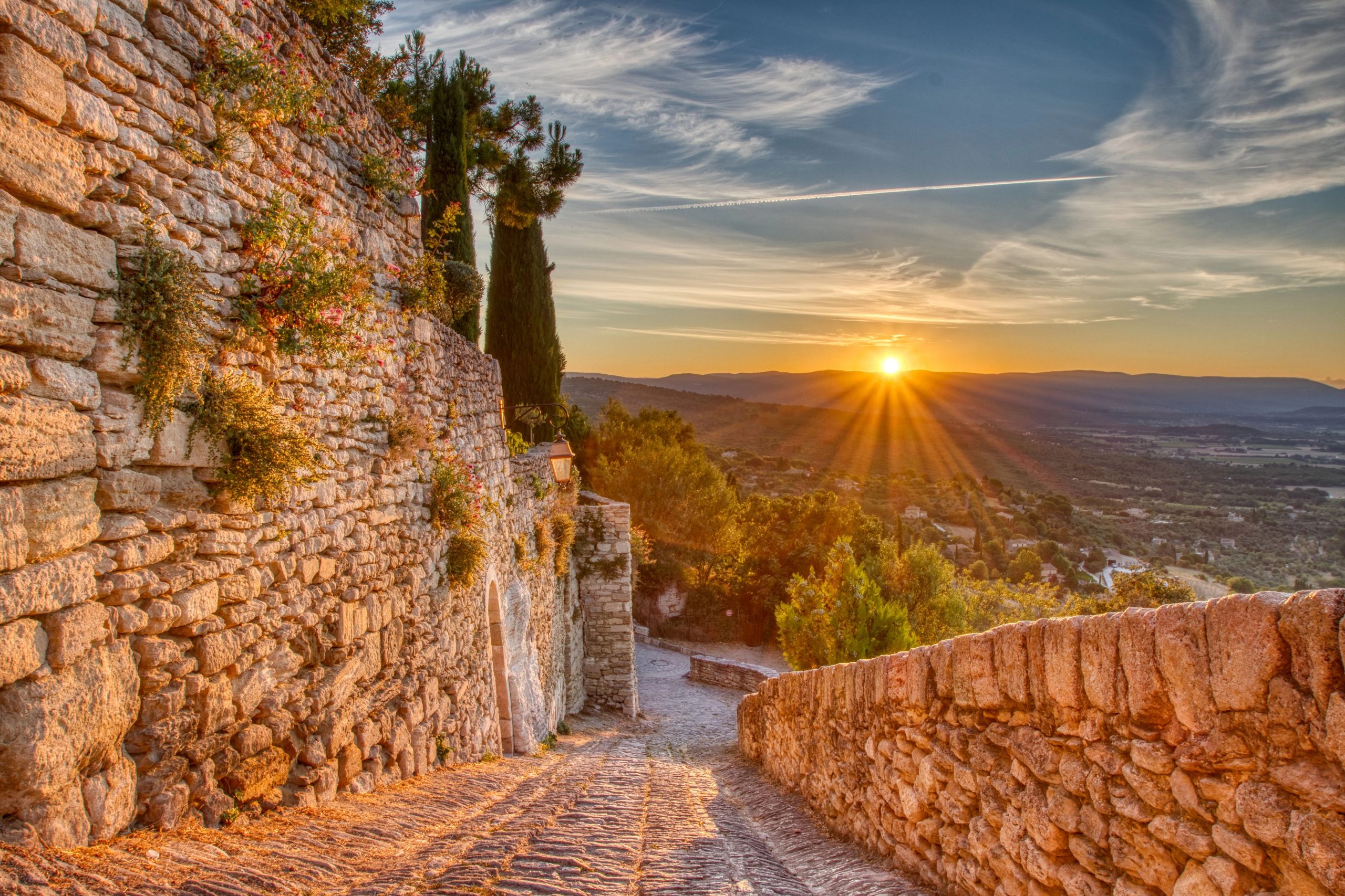 A fascinating view of the sunrise in Gordes, France