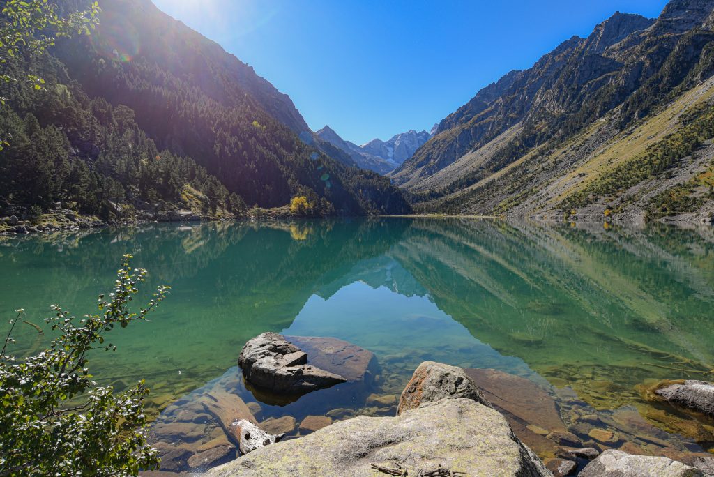 Cauterets, France : Turqoise waters of the Lac de Gaube in the Pyrenees National Park